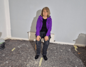 Annemarie sitzt in der leeren Büro Baustelle