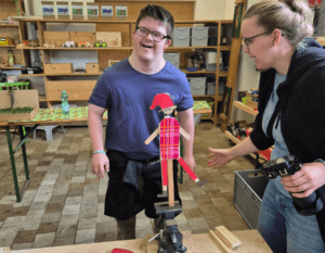 Ignaz mit einer selbstgebauten Figur