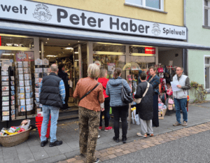 Ladeninhaber stehen vor dem Peter Haber Spieleladen