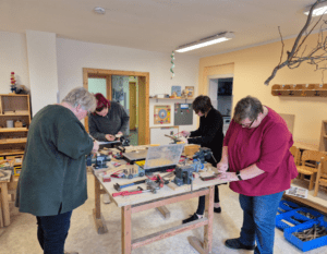 KIndergartenpädagogen an der Werkbank