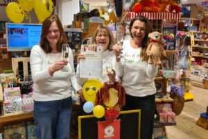 Steffi, Annemarie und Susi feiern mit Sekt