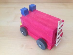 Feuerwehrauto aus Holz bauen